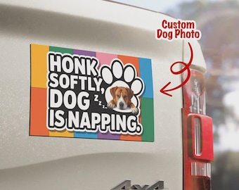 Imán personalizado para coche con perro, "El perro toca la bocina suavemente mientras duerme", pegatina personalizada con foto de mascota, calcomanía divertida para coche, pegatina para parachoques con perro durmiendo