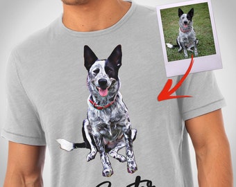 Puede incluir: Camiseta gris claro con una ilustración estilizada de un perro con marcas en blanco y negro, un collar rojo y el nombre "Buster" en cursiva. También se muestra una pequeña foto del perro. La camiseta es de estilo casual.