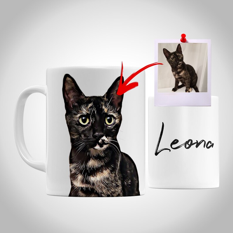 K&ouml;nnte beinhalten: Eine wei&szlig;e Keramiktasse mit einer Illustration einer schwarzen und braunen Katze. Die Katze hat gr&uuml;ne Augen und einen wei&szlig;en Fleck auf der Brust. Die Tasse hat einen schwarzen Henkel und der Name "Leona" ist in schwarzer Kursivschrift auf der Tasse geschrieben.