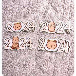 Autocollant en vinyle 2024 | Autocollant imperméable en vinyle avec personnage ours mignon | Stickers dessinés à la main| Stickers pour agenda de toutes tailles | BubbleBearCo