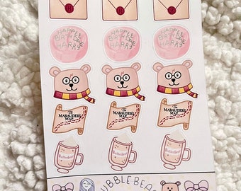 Könnte beinhalten: Ein Set Harry-Potter-Sticker mit einem rosa Umschlag mit einem Wachssiegel, einem rosa Geburtstagskuchen mit dem Text "Happy Birthday Harry", einem Comic-Bären mit Brille und Schal, einer Karte mit dem Text "The Marauders Map" und einer Tasse mit dem Text "Butterbeer".