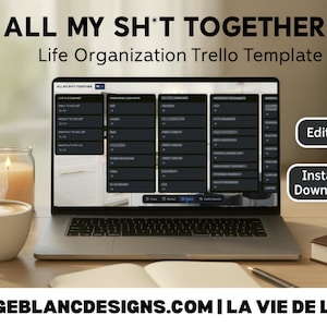 Pode incluir: Um laptop exibe um modelo Trello intitulado "ALL MY SH*T TOGETHER" para organização da vida. A tela mostra uma interface escura com várias listas. Ao lado do laptop estão uma xícara de café, uma suculenta, uma vela, um caderno e uma caneta. A imagem inclui os rótulos "Editável" e "Download instantâneo".