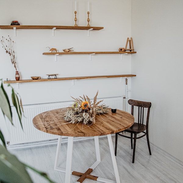 Table ronde extensible en chêne massif MÅNE WHITE. Table élégante parfaite pour une famille de 4 à 6 personnes. Style scandinave/rustique.