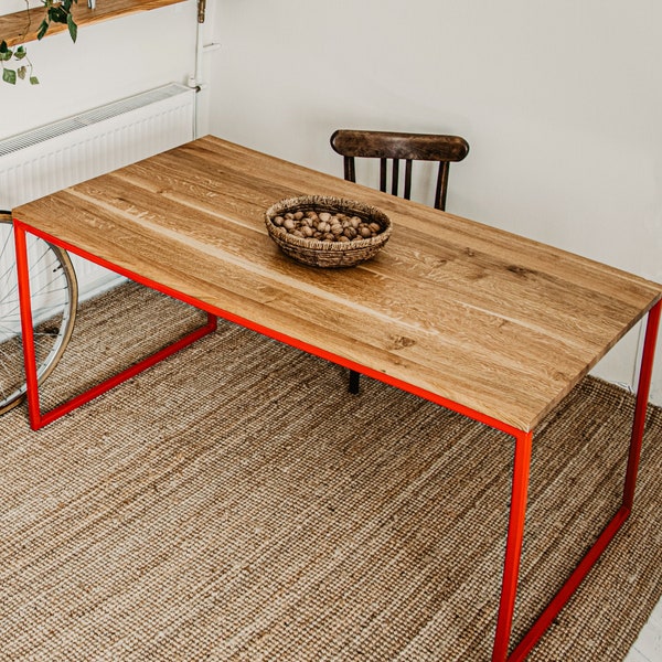 Table à manger moderne en chêne BASIC RED II. Industriel, loft, minimal. En bois massif. Piètement en métal rouge/cadre en acier. Bureau