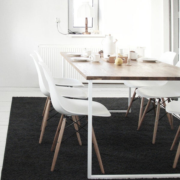 Table à manger scandinave BASIC TRE. Table en chêne massif faite à la main avec un cadre en acier blanc de qualité. Grande table de cuisine