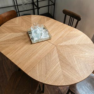 Table à Manger Ronde Extensible en Chêne | Motif Grain en Étoile | Table Artisanale en Bois Massif | FJÄRIL LUMI | Scandinave | Extensible image 7