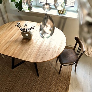 Table ronde, extensible/non-extensible, en bois massif, plateau huilé, table de cuisine, table à manger, style scandinave, FJÄRIL BLACK image 8