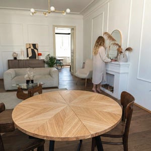 Table à Manger Ronde Extensible en Chêne | Motif Grain en Étoile | Table Artisanale en Bois Massif | FJÄRIL LUMI | Scandinave | Extensible image 3