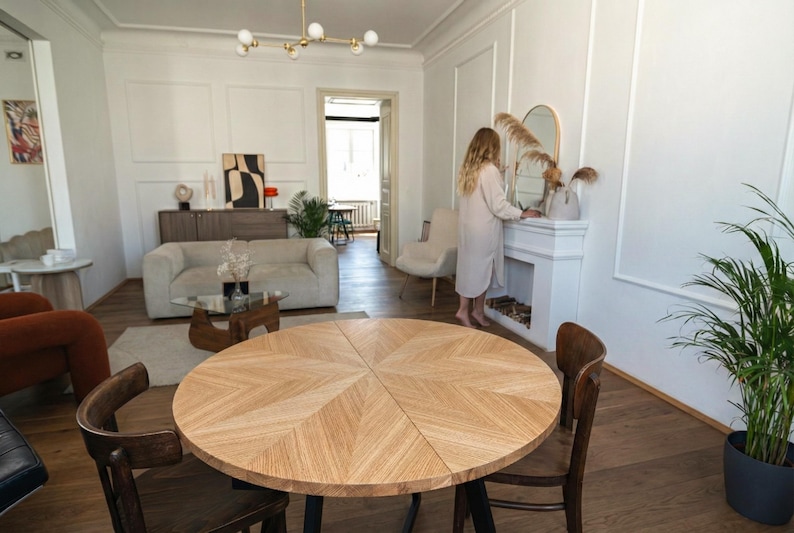 Table à Manger Ronde Extensible en Chêne | Motif Grain en Étoile | Table Artisanale en Bois Massif | FJÄRIL LUMI | Scandinave | Extensible image 3