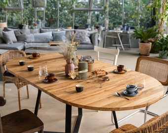 Schwarzer ausziehbarer ovaler Esstisch. Ausziehbarer Esstisch aus Eiche. Geöltes Holz. Elegantes MÅNE OVAL. Mattschwarzer Stahlrahmen