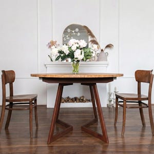 Table à Manger Ronde Extensible en Chêne | Motif Grain en Étoile | Table Artisanale en Bois Massif | FJÄRIL LUMI | Scandinave | Extensible image 9