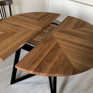 Table ronde, extensible/non-extensible, en bois massif, plateau huilé, table de cuisine, table à manger, style scandinave, FJÄRIL BLACK image 4