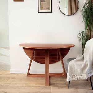 SLICE SLIMMY – Runder Klapptisch aus Massivholz | Platzsparender Esstisch mit Abklappbarer Platte – Eichen-Finish in Roh oder Nussbaum-Optik