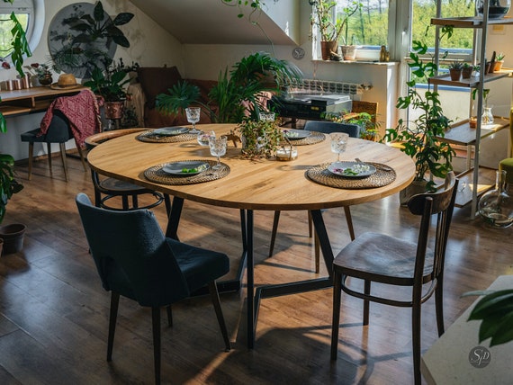 Table ronde extensible/non-extensible en bois massif FJÄRIL BLACK. En chêne  pour la cuisine, la salle à manger. Style scandinave, Art Déco -  France