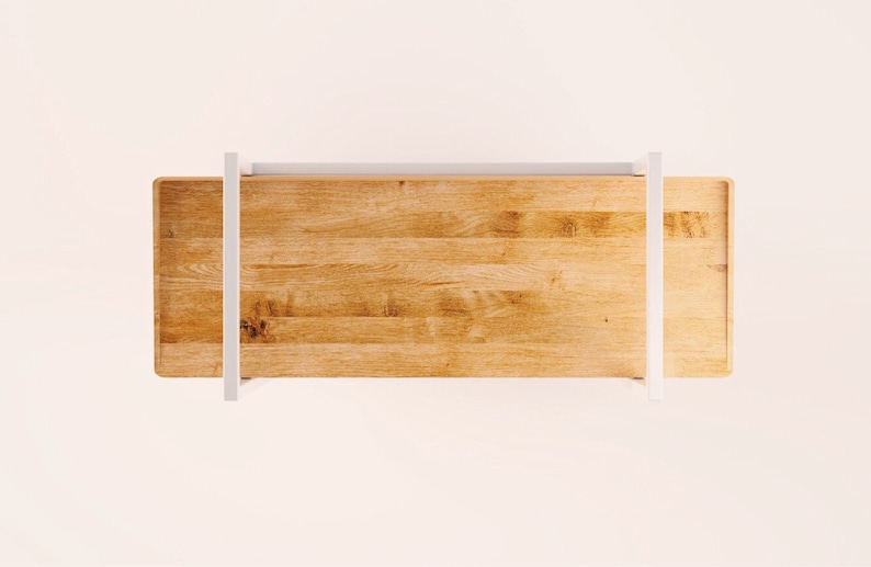 Puede incluir: Una mesa de madera con un marco de metal blanco. La mesa est&aacute; hecha de madera clara con un patr&oacute;n de veta natural.