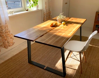 Table moderne SLICE BLACK avec cadre en acier noir et plateau de table en chêne massif fendu. De cuisine et de salle à manger minimalistes