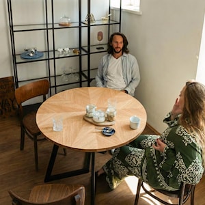 Table à Manger Ronde Extensible en Chêne | Motif Grain en Étoile | Table Artisanale en Bois Massif | FJÄRIL LUMI | Scandinave | Extensible image 4