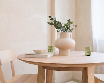 Table à manger ronde en chêne de style japonais. Effet bois brut, ORBIS - Table en bois, fabriquée à la main. Option de table extensible.