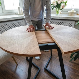 Table à Manger Ronde Extensible en Chêne | Motif Grain en Étoile | Table Artisanale en Bois Massif | FJÄRIL LUMI | Scandinave | Extensible image 5