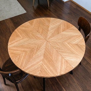 Table à Manger Ronde Extensible en Chêne | Motif Grain en Étoile | Table Artisanale en Bois Massif | FJÄRIL LUMI | Scandinave | Extensible image 2