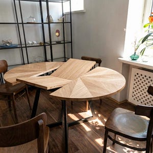 Table à Manger Ronde Extensible en Chêne | Motif Grain en Étoile | Table Artisanale en Bois Massif | FJÄRIL LUMI | Scandinave | Extensible image 6