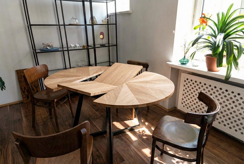 Table à Manger Ronde Extensible en Chêne | Motif Grain en Étoile | Table Artisanale en Bois Massif | FJÄRIL LUMI | Scandinave | Extensible image 6