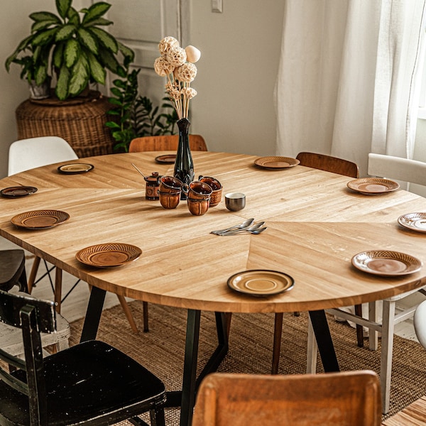 Table ronde extensible en bois massif FJÄRIL BLACK. Motif à chevrons. Table en chêne pour cuisine et salle à manger. Scandinave, Art Déco