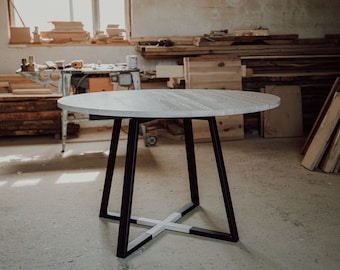 Table extensible élégante en chêne sur un cadre en acier noir. Rond MÅNE BLEACHED. Bois blanchi à la chaux. Salle à manger moderne, salon