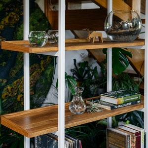 Mensola in rovere scandinavo. Libreria senza schienale Libreria autoportante Libreria in acciaio bianco Struttura bianca Ripiani in rovere con bordo NIVÅ WHITE