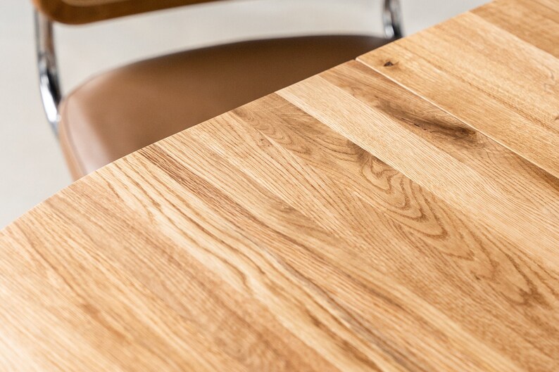 K&ouml;nnte beinhalten: Nahaufnahme einer hellbraunen Tischplatte aus Holz mit nat&uuml;rlicher Holzmaserung. Die Tischplatte besteht aus mehreren zusammengef&uuml;gten Holzbrettern.