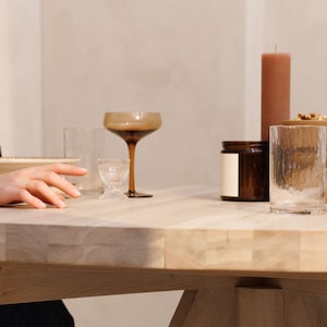 Table à manger ronde en chêne moderne : GRIND Artisanat, respectueux de l'environnement. Design contemporain rustique. 100% bois. image 3