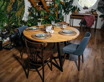 Table ronde  en bois massif  FJÄRIL BLACK. En chêne pour la cuisine, la salle à manger. Cadre en acier solide. Style scandinave, Art Déco