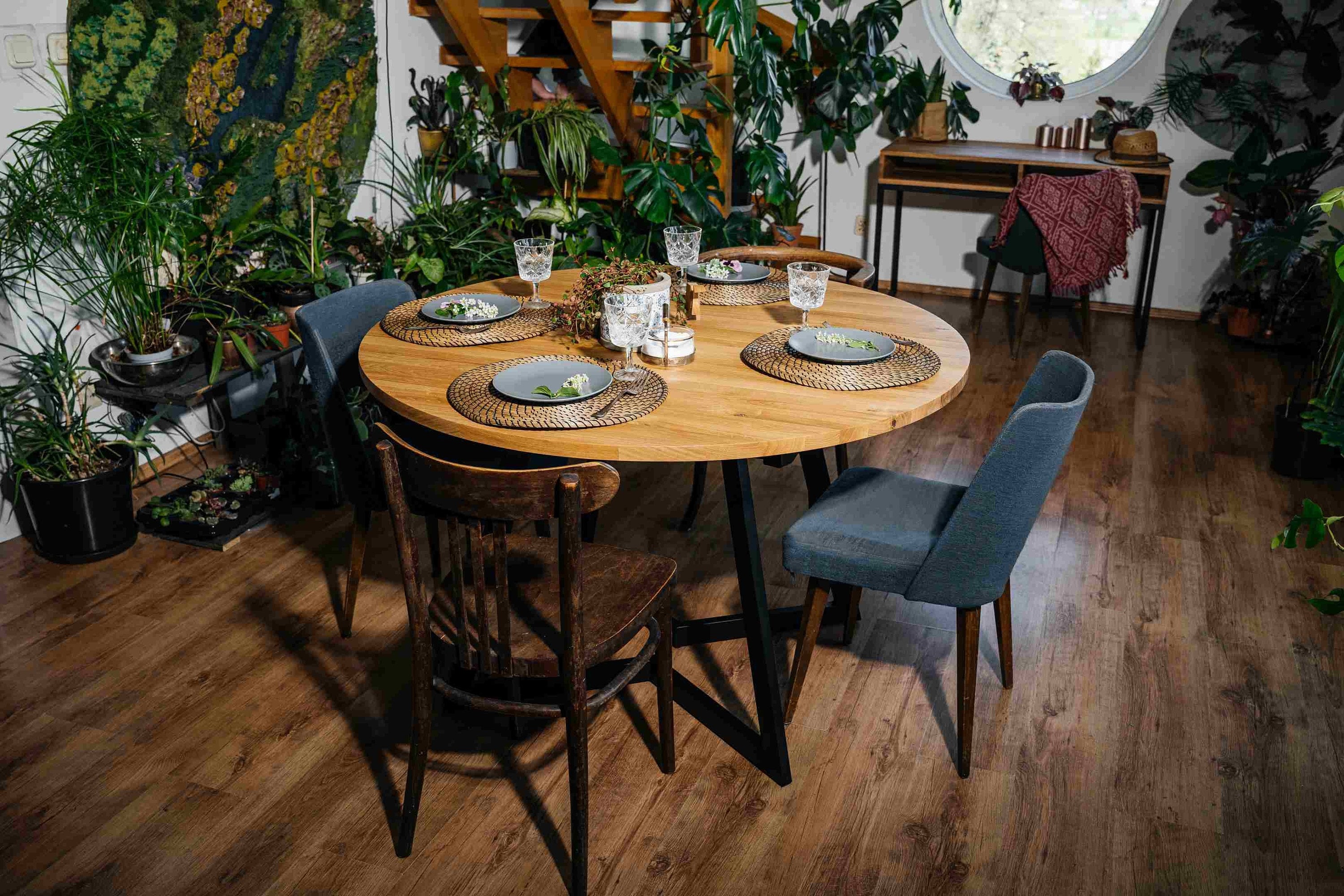 Table ronde extensible/non-extensible en bois massif FJÄRIL BLACK. En chêne  pour la cuisine, la salle à manger. Style scandinave, Art Déco -  France
