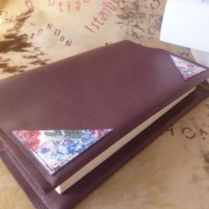 394- Salvalibri semplice in pelle di capra prugna / angoli in pelle fantasia / per tutti i libri tascabili fino a 18 cm di altezza