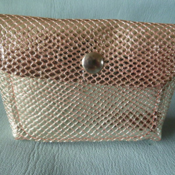 2 -Mini trousse pour rangement  huiles essentielles, en cuir caprin "écailles dorées",intérieur corail ,fermeture par bouton pression