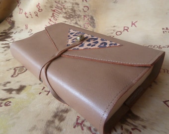421- Adjustable book cover in camel goatskin / pointed flap with printed leather / for paperbacks up to 18 cm high / tie closure