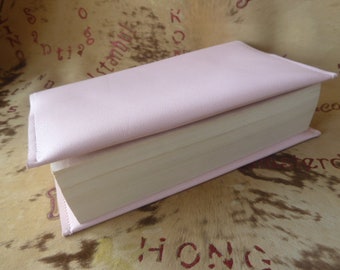 441-Einfacher Buchschutz aus weichem pastellrosa Ziegenleder, geeignet für Taschenbücher mit einer Höhe von 18 cm und einer maximalen Dicke von 5 cm.