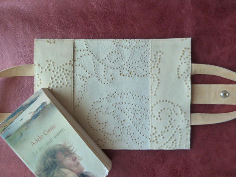 Sac à livres pour livres de 18,5 cm de hauteur maxi en cuir de vachette fantaisie sable et or reliefs image 3