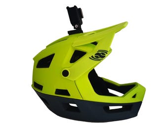 Puede incluir: Un casco de bicicleta integral de color amarillo brillante con una visera negra y una cámara de acción negra montada en la parte superior.