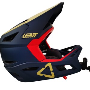 以下が含まれることがあります： 青い、赤い、そして金のLeattフルフェイスマウンテンバイクヘルメット。バイザー付き。ヘルメットにはカメラマウントが内蔵されています。