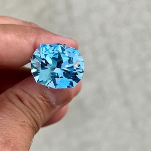 Brilliant Cut Swiss Blue Topaz Gemstone: 23.35 Carat Natural Stone