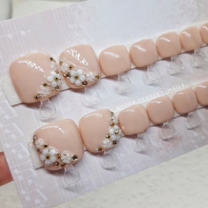 Press on toes nails - &quot;Delicate beige&quot; | Toe nails | Pedicure | Toes nails | Pedicure