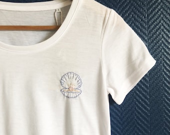 Embroidered T-shirt "Shell & Pearl" // Size M // Women's cut