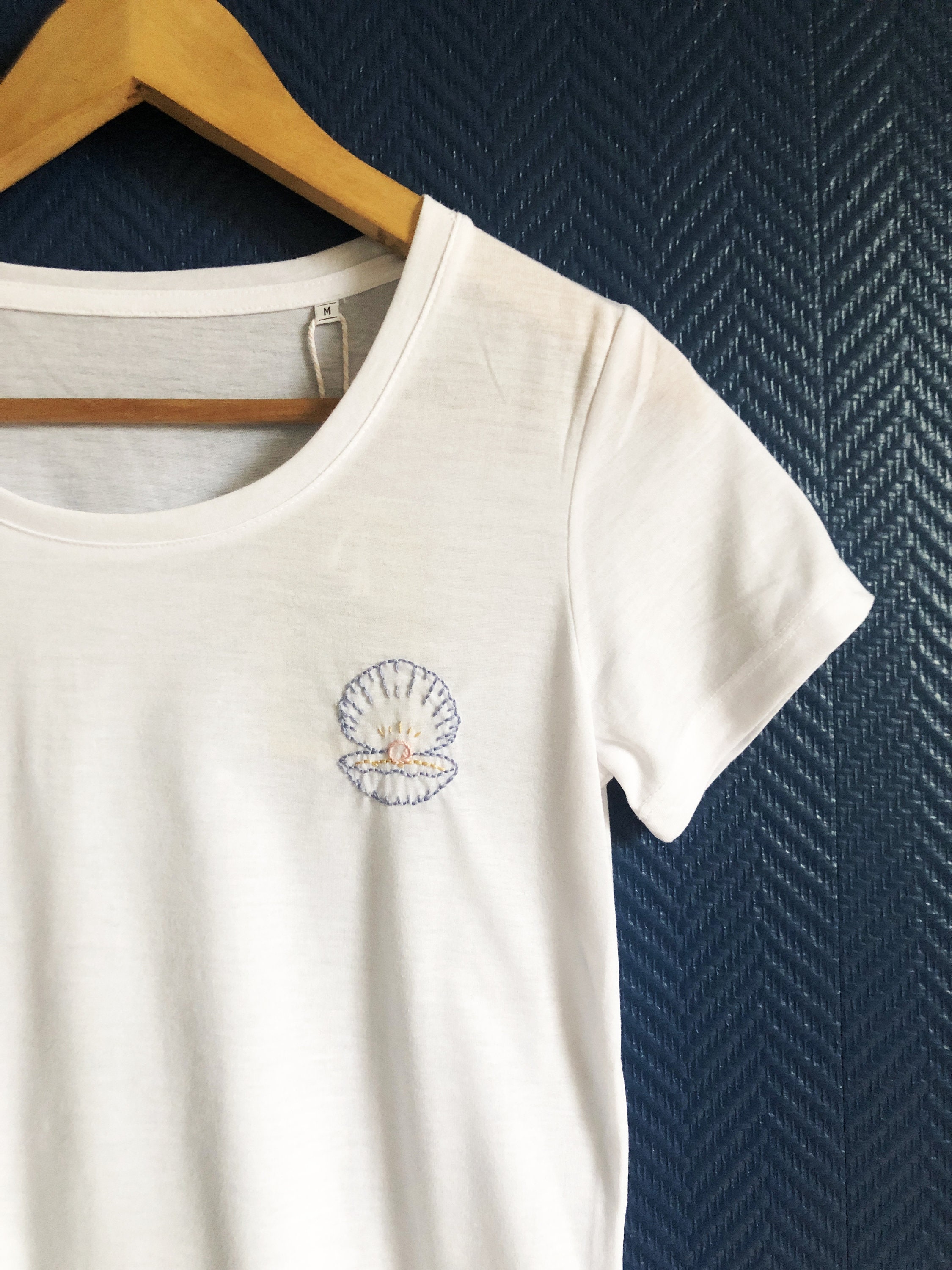 【MUSED】MUSED SEASHELL EMB T-SHIRT Embroidered T-shirt