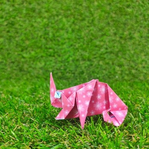 Handmade and customizable origami chameleon