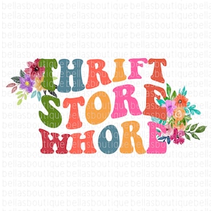 Op de afbeelding: Een kleurrijk grafisch ontwerp met de tekst "Thrift Store Whore" in een retro-lettertype. De tekst wordt omringd door een bloemmotief met roze, oranje, gele en blauwe bloemen.