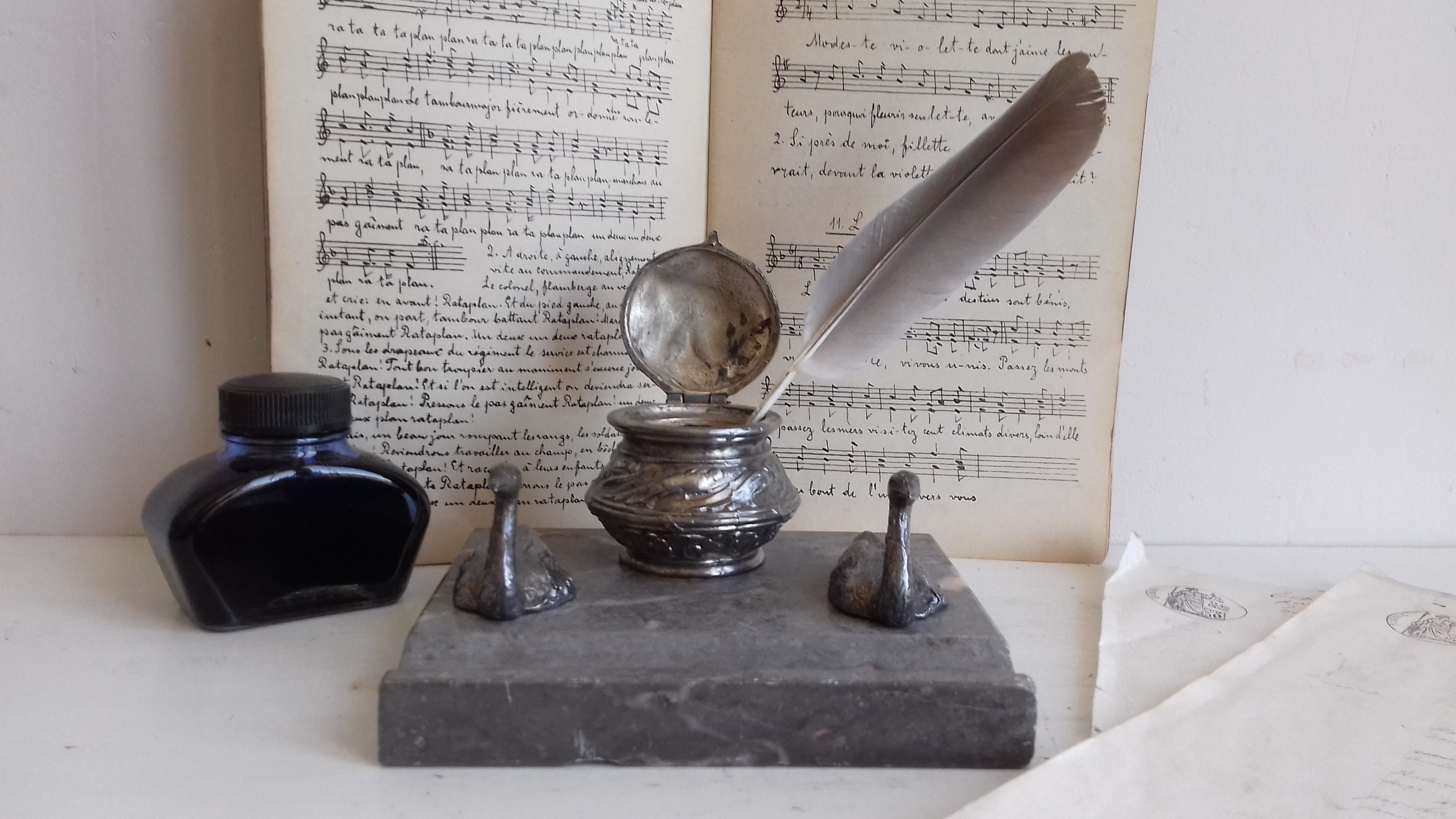 Petit Encrier Écritoire en Régule Argenté et Marbre à Décor de Cygnes Fin Xixe