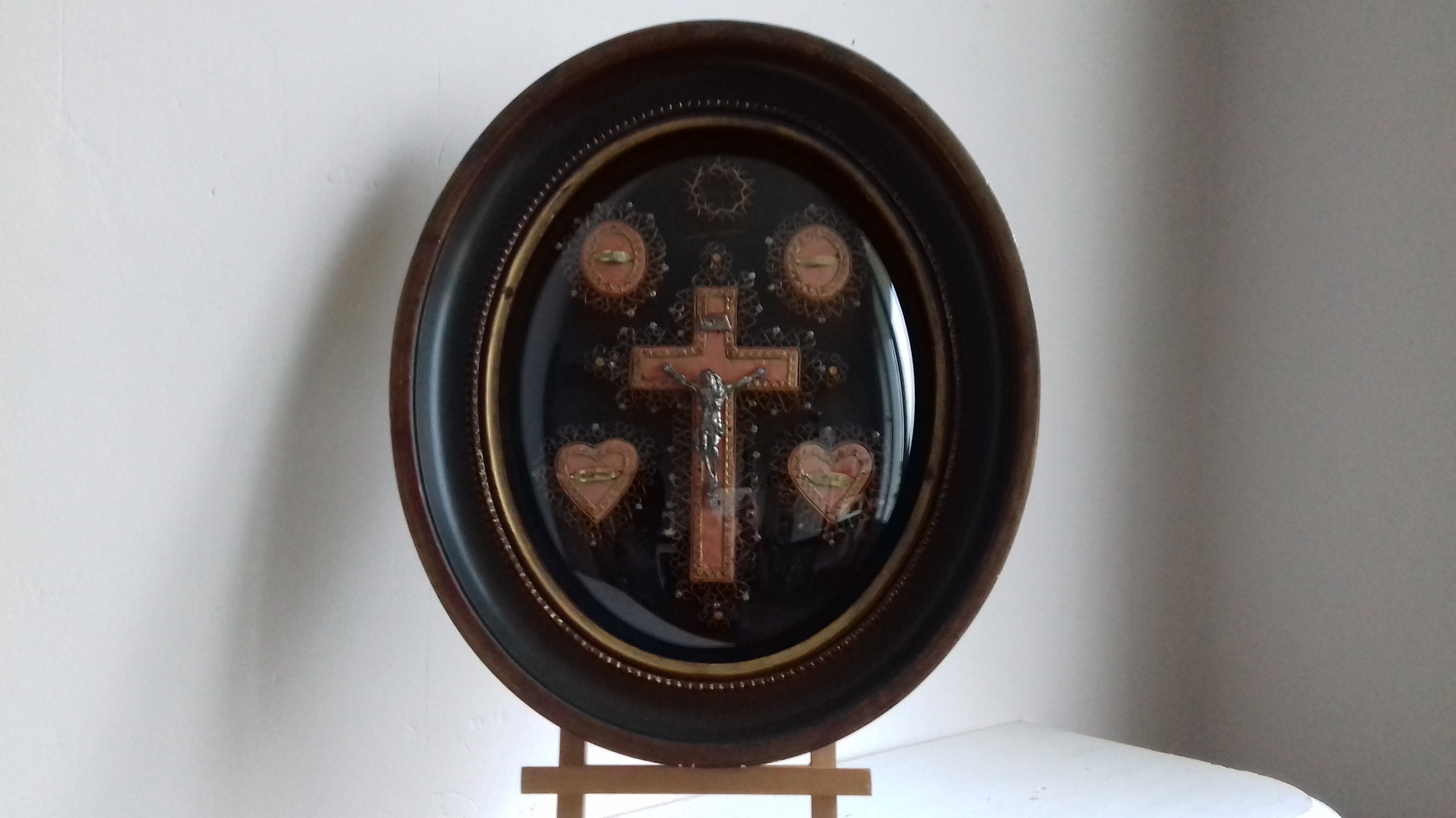 Grand Cadre Reliquaire Ovale Du Xixe avec 4 Saintes Reliques et Paperolles