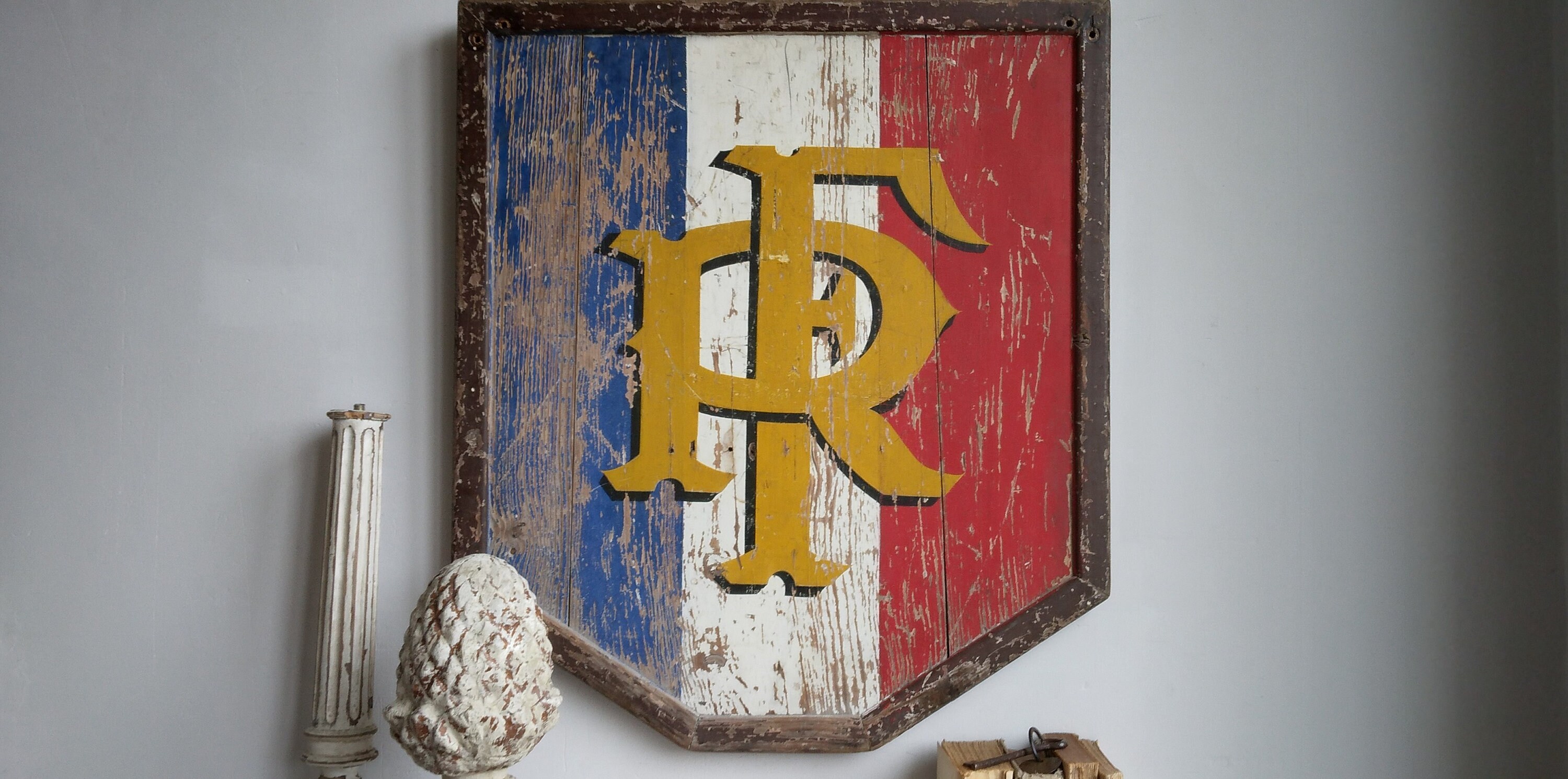 Antique Écusson Porte-Drapeaux Français en Bois, Début Xxe