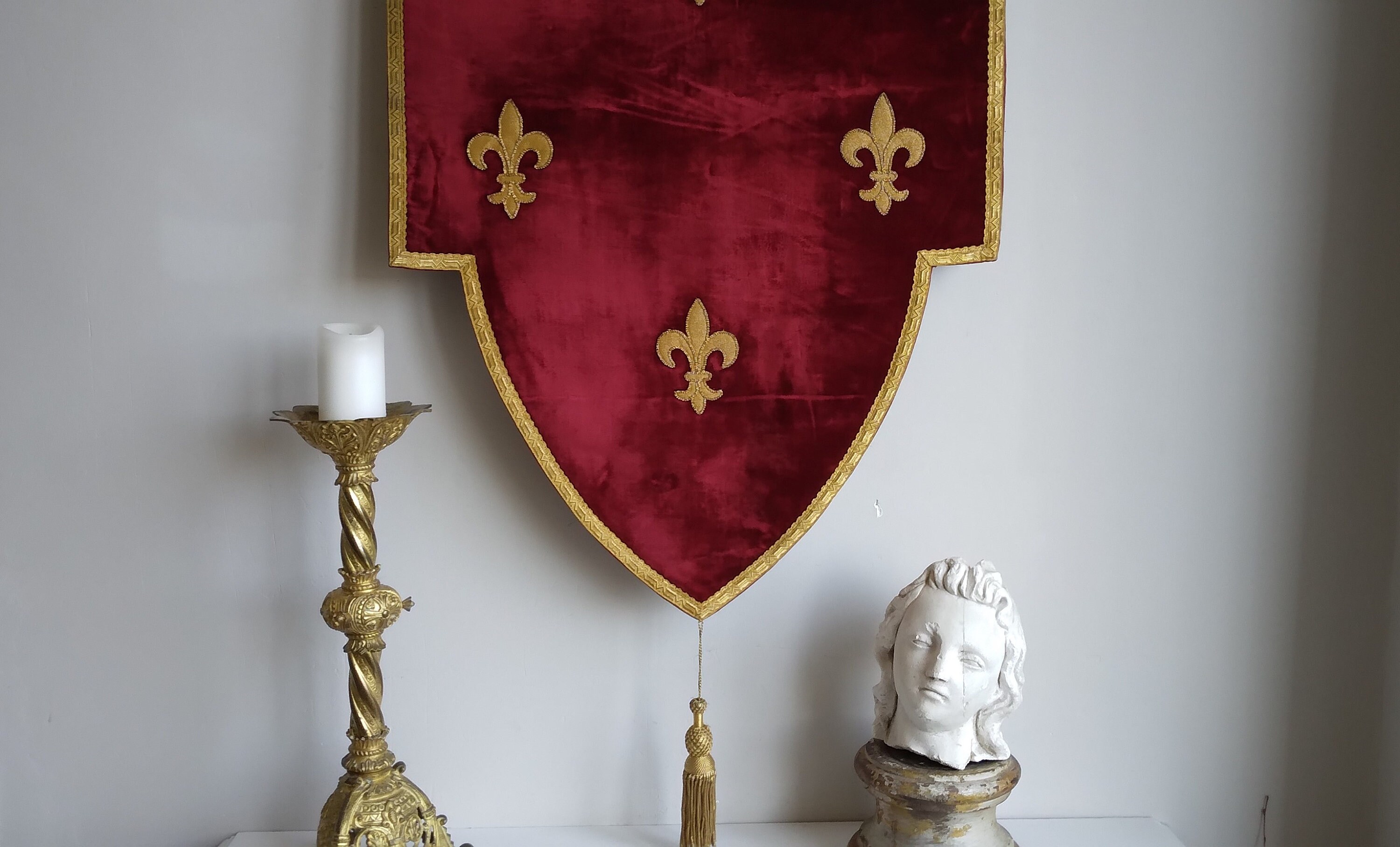 Antique Bannière Religieuse Monogrammée et Fleurs de Lys Circa 1900